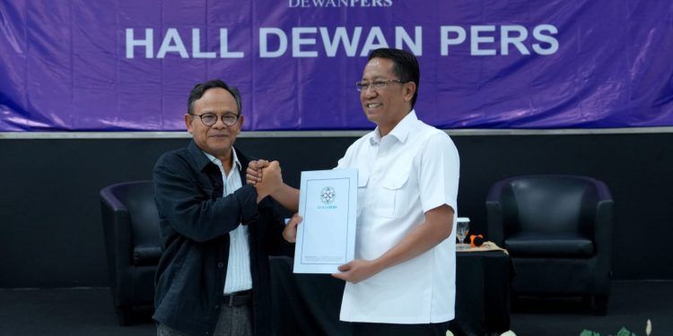 Ketua Dewan Pers, Komaruddin Hidayat menyerahkan Usulan Pandangan dan Pendapat Dewan Pers terhadap Perubahan Undang-Undang Nomor 28 Tahun 2014 tentang Hak Cipta  kepada Menteri Hukum Republik Indonesia Supratman Andi Atgas saat acara Diskusi RUU Hak Cipta Dewan Pers di Hall Dewan Pers, Jakarta