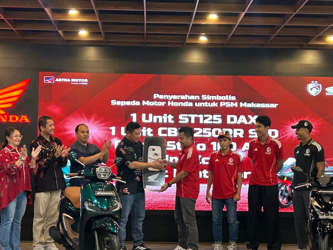 Asmo Sulsel saat menyerahkan 15 kendaraan motor honda kepada PSM Makassar
