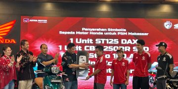 Asmo Sulsel saat menyerahkan 15 kendaraan motor honda kepada PSM Makassar
