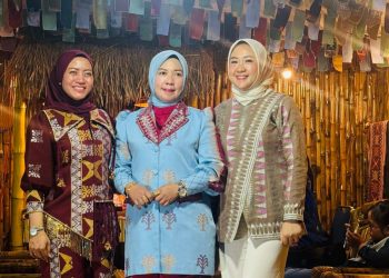 Ketua Dekranasda Konsel, Nurlita Jaya (tengah)