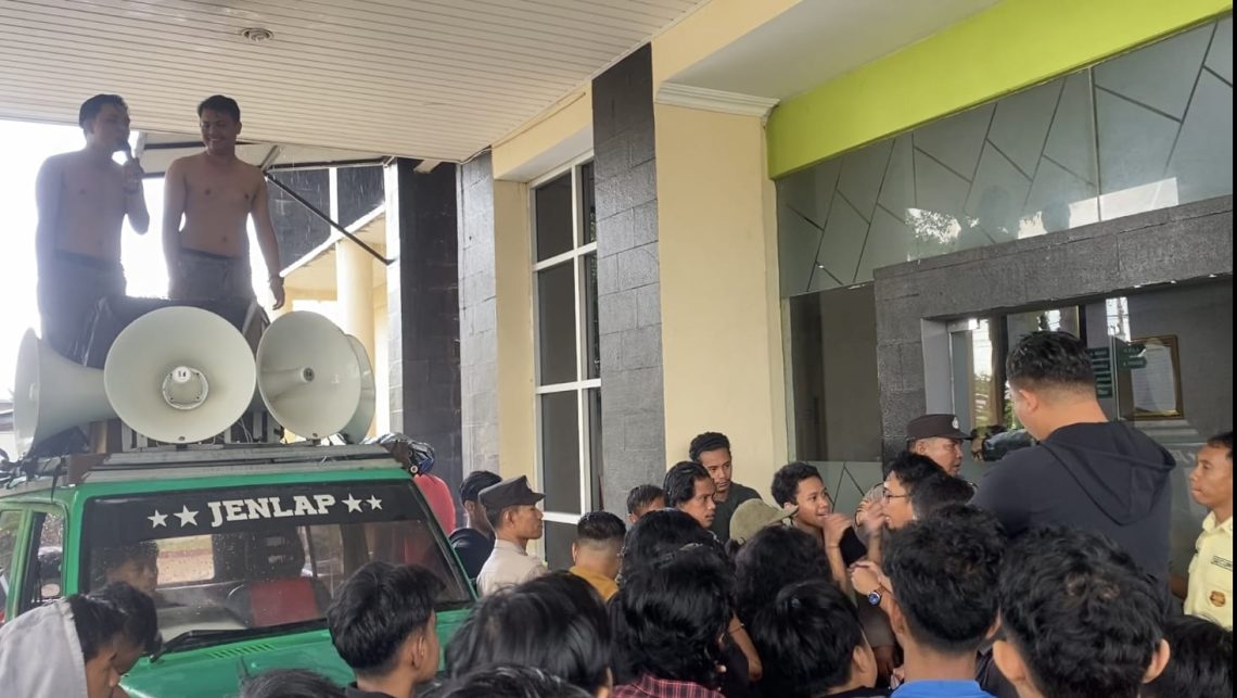Konsorsium Aktivis Sultra Bersatu saat geruduk KPKNL Kendari