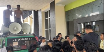 Konsorsium Aktivis Sultra Bersatu saat geruduk KPKNL Kendari