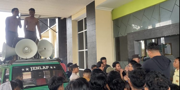 Konsorsium Aktivis Sultra Bersatu saat geruduk KPKNL Kendari