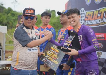 Andi Ady Aksar saat menyerahkan hadiah juara Triple A Trail di Baubau