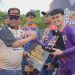 Andi Ady Aksar saat menyerahkan hadiah juara Triple A Trail di Baubau