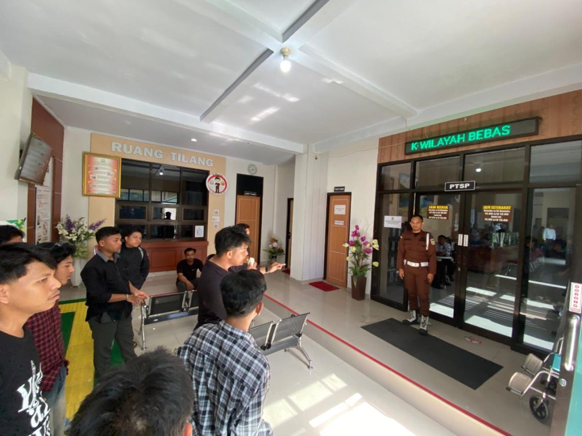 AKAR Sultra saat aksi unjuk rasa di dalam Kantor Kejaksaan Negeri (Kejari) Kendari