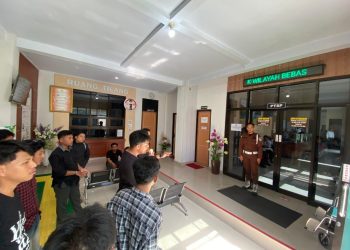 AKAR Sultra saat aksi unjuk rasa di dalam Kantor Kejaksaan Negeri (Kejari) Kendari