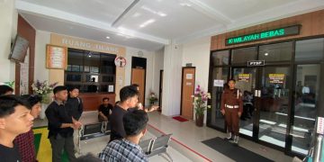AKAR Sultra saat aksi unjuk rasa di dalam Kantor Kejaksaan Negeri (Kejari) Kendari