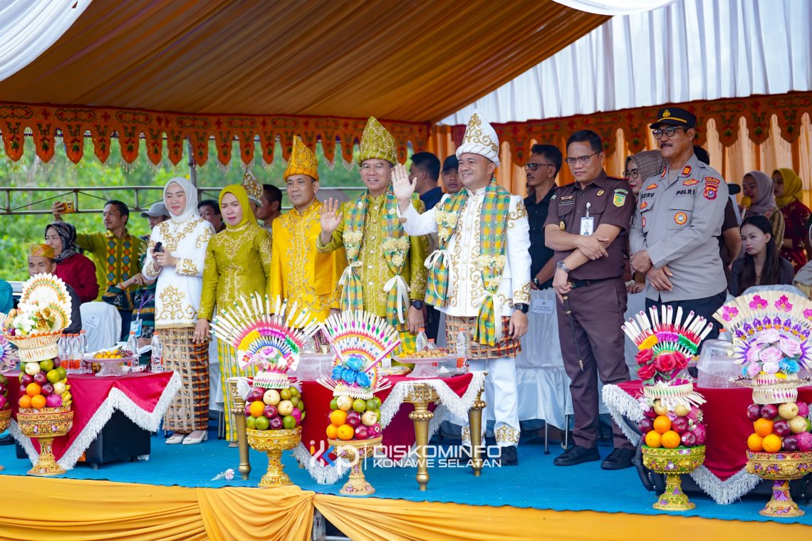 Bupati Konsel bersama Wakilnya menyaksikan langsung pawai budaya dalam rangka memeriahkan HUT Konsel 23