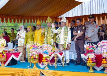 Bupati Konsel bersama Wakilnya menyaksikan langsung pawai budaya dalam rangka memeriahkan HUT Konsel 23