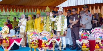 Bupati Konsel bersama Wakilnya menyaksikan langsung pawai budaya dalam rangka memeriahkan HUT Konsel 23