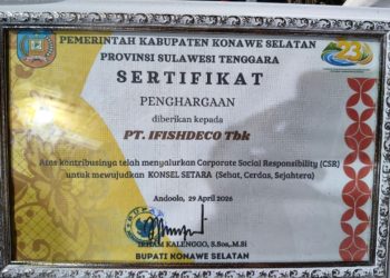 Sertifikat penghargaan kepada PT Ifishdeco atas dedikasi pelaksanaan CSR kepada masyarakat