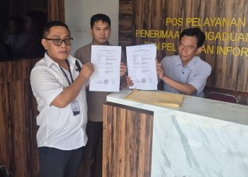 MBM saat melaporkan 6 jaksa ke Kejagung terkait ketidak profesionalan pada kasus jembatan Butur