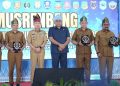 Bupati Konawe menerima penghargaan penanganan stunting dari Gubernur Sultra