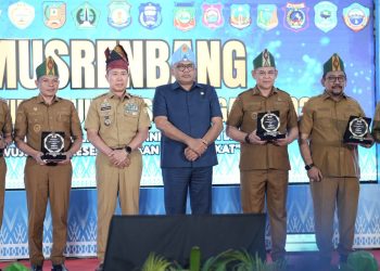 Bupati Konawe menerima penghargaan penanganan stunting dari Gubernur Sultra