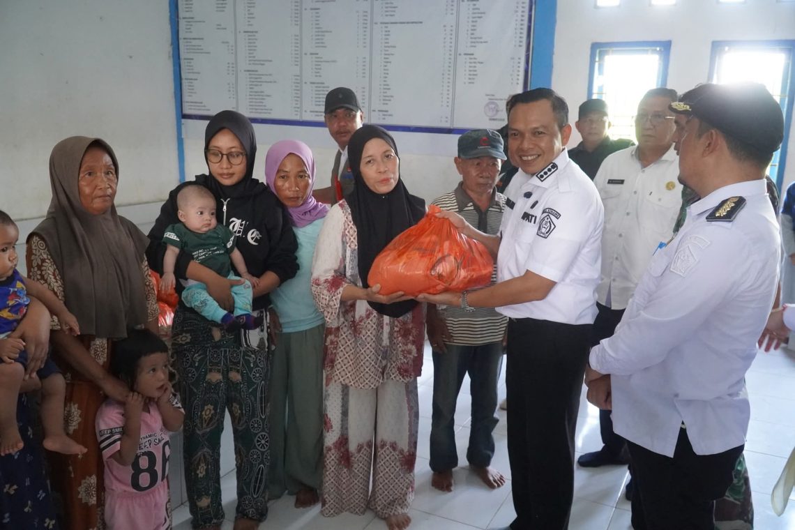 Bupati Konawe saat meninjau posko banjir di Desa Dawi-Dawi, sekaligus menyerahkan bantuan
