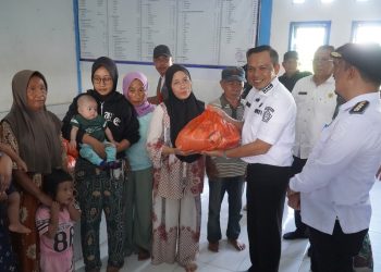 Bupati Konawe saat meninjau posko banjir di Desa Dawi-Dawi, sekaligus menyerahkan bantuan