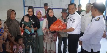 Bupati Konawe saat meninjau posko banjir di Desa Dawi-Dawi, sekaligus menyerahkan bantuan