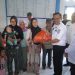 Bupati Konawe saat meninjau posko banjir di Desa Dawi-Dawi, sekaligus menyerahkan bantuan