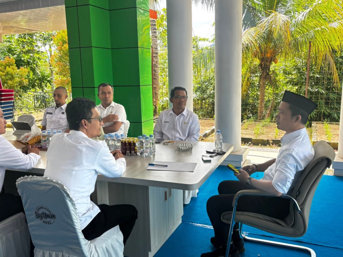 Tegangan Listrik di Konut Tak Stabil, Bupati Ikbar Panggil PLN 10 Bupati Ikbar saat rapat dengan PLN terkait persoalan listrik yang tak stabil di Konut