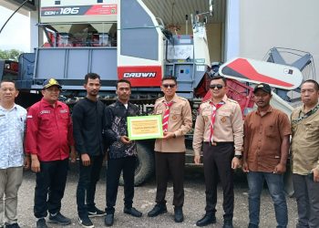 Bupati Konsel menyerahkan alsintan kepada Brigade Pangan