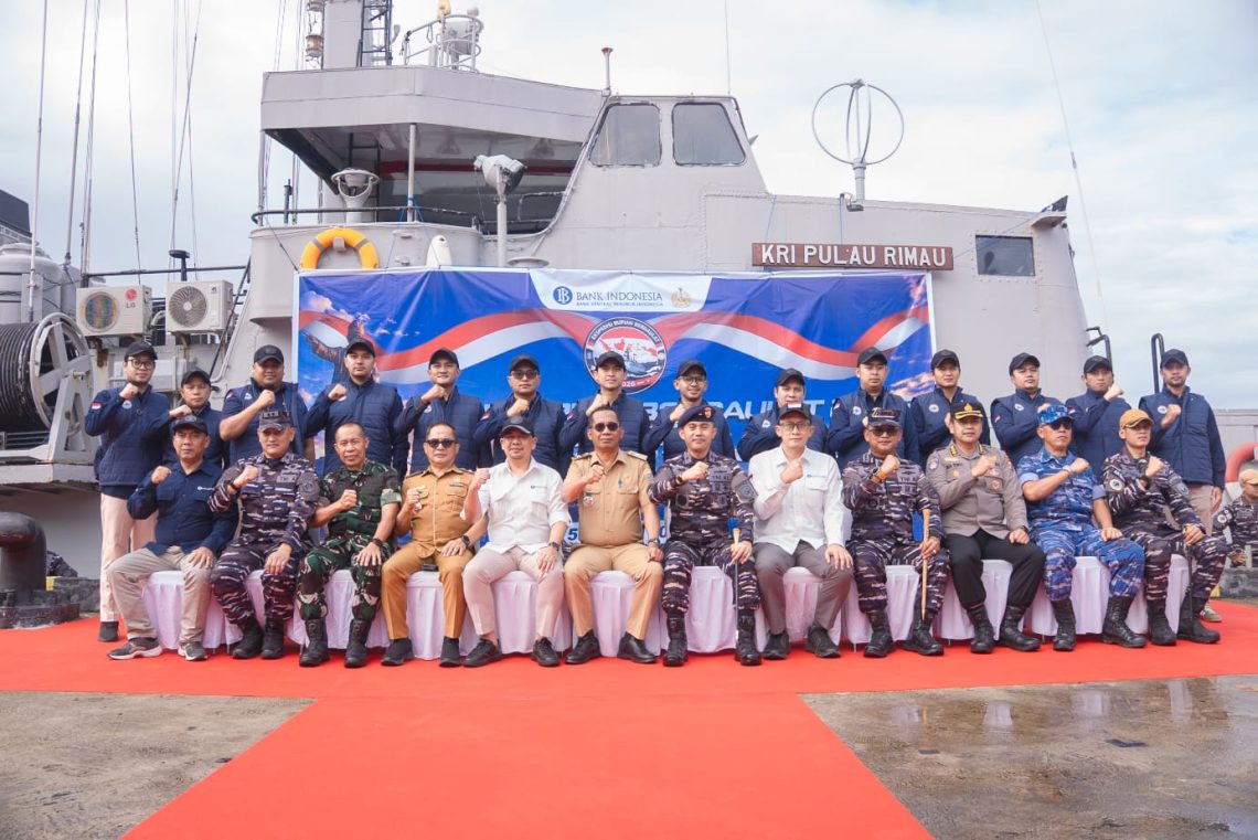 Ekspedisi Rupiah Berdaulat (ERB) BI dan TNI AL distribusi 20 M di Wakatobi menggunakan KRI Pulau Rimau