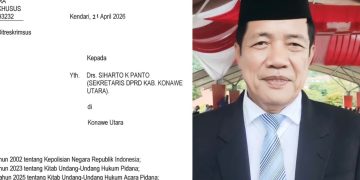 Mantan Sekwan DPRD Konut, Siharto K. Panto beserta surat panggilan dari Polda Sultra