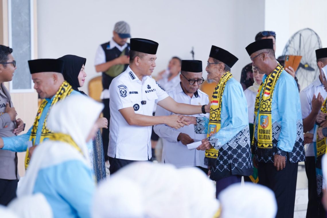 Bupati Konsel, Irham Kalenggo melepas 99 jemaah haji asal Konsel
