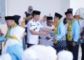 Bupati Konsel, Irham Kalenggo melepas 99 jemaah haji asal Konsel
