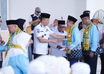 Bupati Konsel, Irham Kalenggo melepas 99 jemaah haji asal Konsel