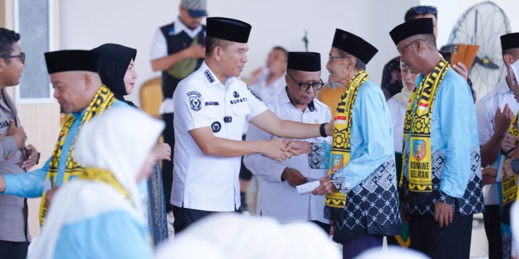 Bupati Konsel, Irham Kalenggo melepas 99 jemaah haji asal Konsel