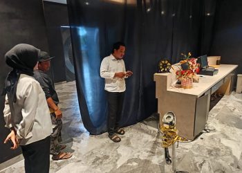 Satreskrim Polresta Kendari melakukan pengecekan yang dipimpin Kanit Pidum bersama tim identifikasi dan mendapati police line TKP penikaman Exodus Kendari telah dirusak