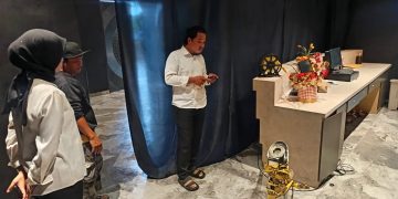 Satreskrim Polresta Kendari melakukan pengecekan yang dipimpin Kanit Pidum bersama tim identifikasi dan mendapati police line TKP penikaman Exodus Kendari telah dirusak