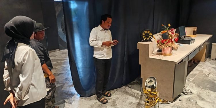 Satreskrim Polresta Kendari melakukan pengecekan yang dipimpin Kanit Pidum bersama tim identifikasi dan mendapati police line TKP penikaman Exodus Kendari telah dirusak