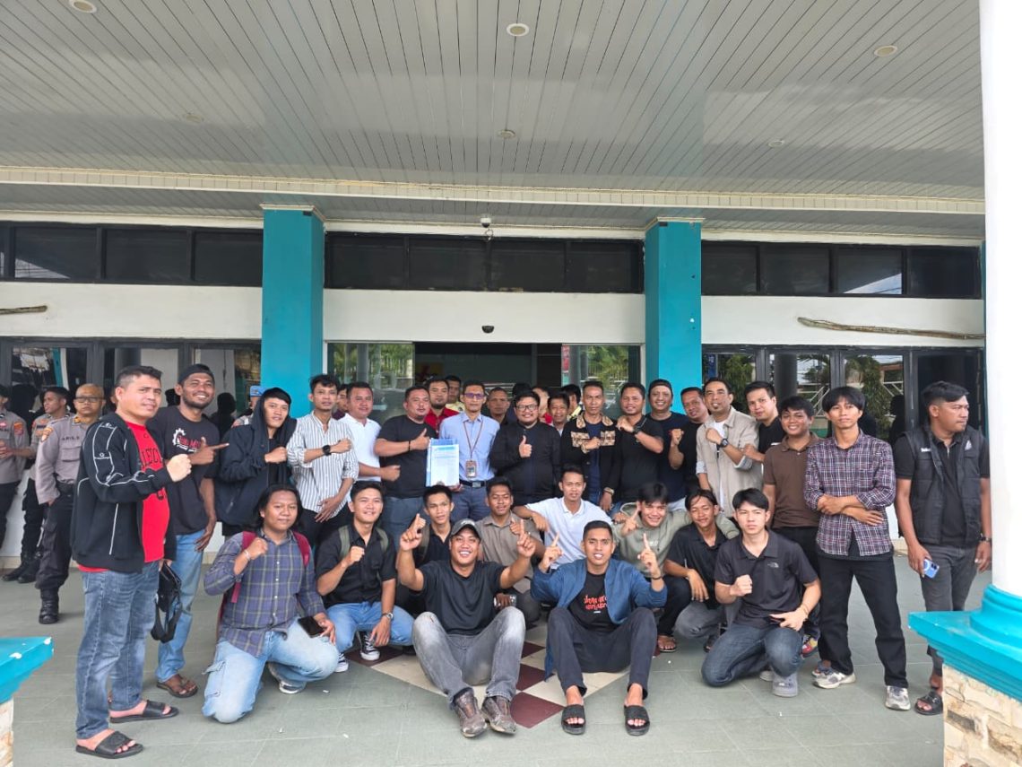Strom Tidak Stabil Rusak Peralatan Elektronik, Warga Konut Geruduk Kantor PLN UP3 Kendari 10 Strom Tidak Stabil Rusak Peralatan Elektronik, Warga Konut Geruduk Kantor PLN UP3 Kendari