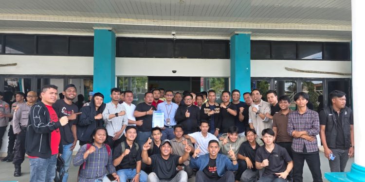 Warga Konut saat demo di Kantor PLN UP3 Kendari