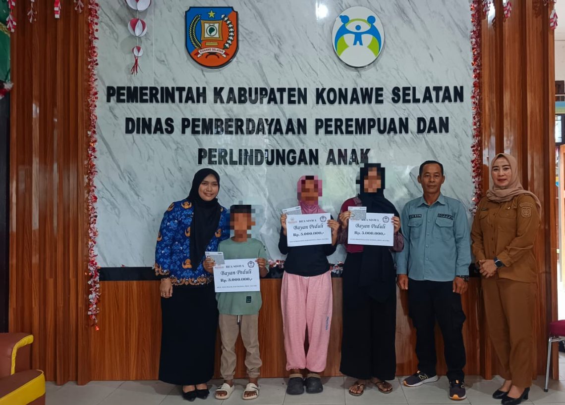 DP3A Konsel menyerahkan bantuan kepada para korban kekerasan seksual