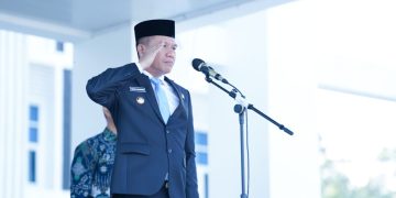 Harkitnas ke 118, Bupati Konsel Tekankan Kedaulatan Digital dan Perlindungan Anak 1 Bupati Konsel, Irham Kalenggo memimpin upacara Harkitnas ke 118