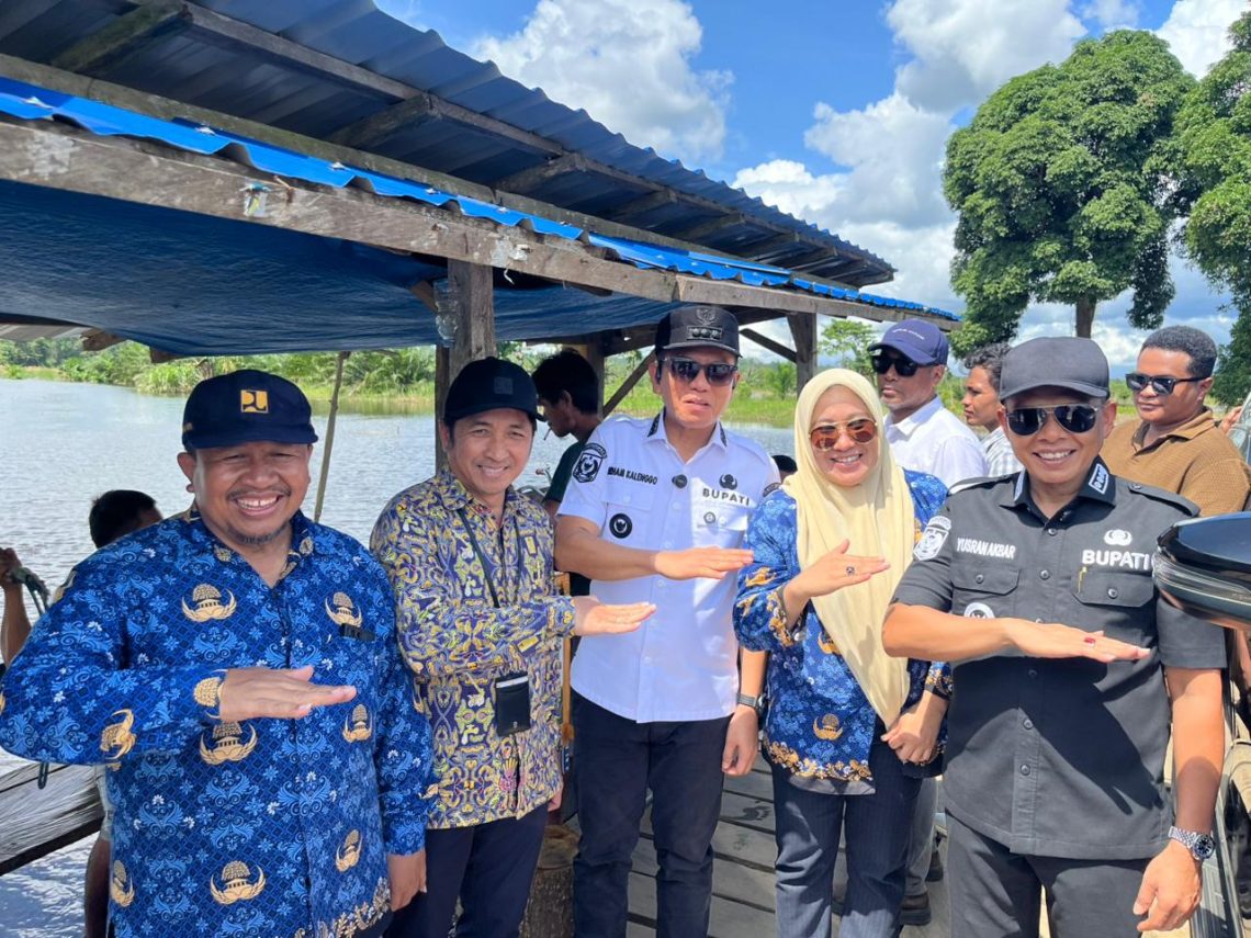 Bupati Konsel bersama Bupati Konawe meninjau langsung lokasi usulan rencana pembangunan jembatan yang akan menghubungkan kedua kabupaten tersebut di Kecamatan Sabulakoa