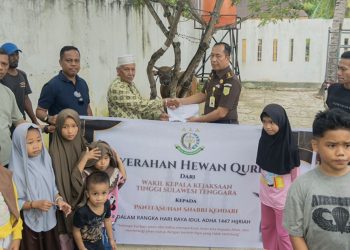 Kejati Sultra saat menyerahkan hewan kurban kepada panti asuhan