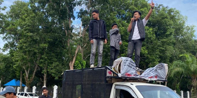 MAP HUKUM Sultra saat demo di Polda terkait dugaan mafia solar di SPBUN Lapulu