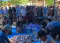 Proses pemotongan daging sapi kurban milik Bahtra Banong di Konawe