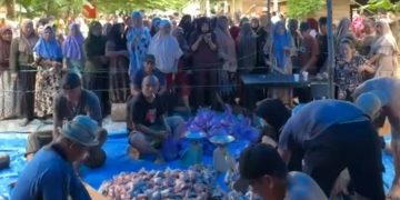 Proses pemotongan daging sapi kurban milik Bahtra Banong di Konawe