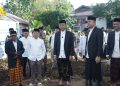 Bupati Konsel bersama Wabup menyerahkan sapi kurban