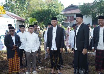 Pemkab Konsel dan Forkopimda Salurkan Puluhan Hewan Kurban ke Sejumlah Wilayah 12 Bupati Konsel bersama Wabup menyerahkan sapi kurban