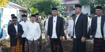 Bupati Konsel bersama Wabup menyerahkan sapi kurban
