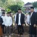 Bupati Konsel bersama Wabup menyerahkan sapi kurban