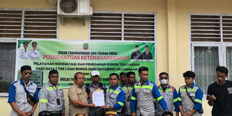 Eks karyawan PT Hillcon saat melaporkan permasalahan kewajiban yang belum dibayarkan perusahaan ke Disnaker