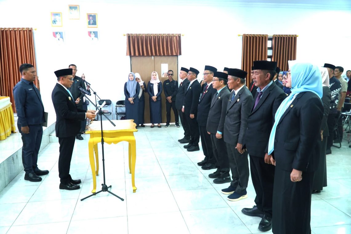 Bupati Konawe, Yusran Akbar saat melantik dan mengukuhkan 16 Pejabat Eselon II
