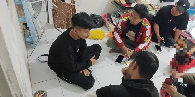 Pelaku penganiayaan hingga mengakibatkan istrinya tewas saat diamankan polisi
